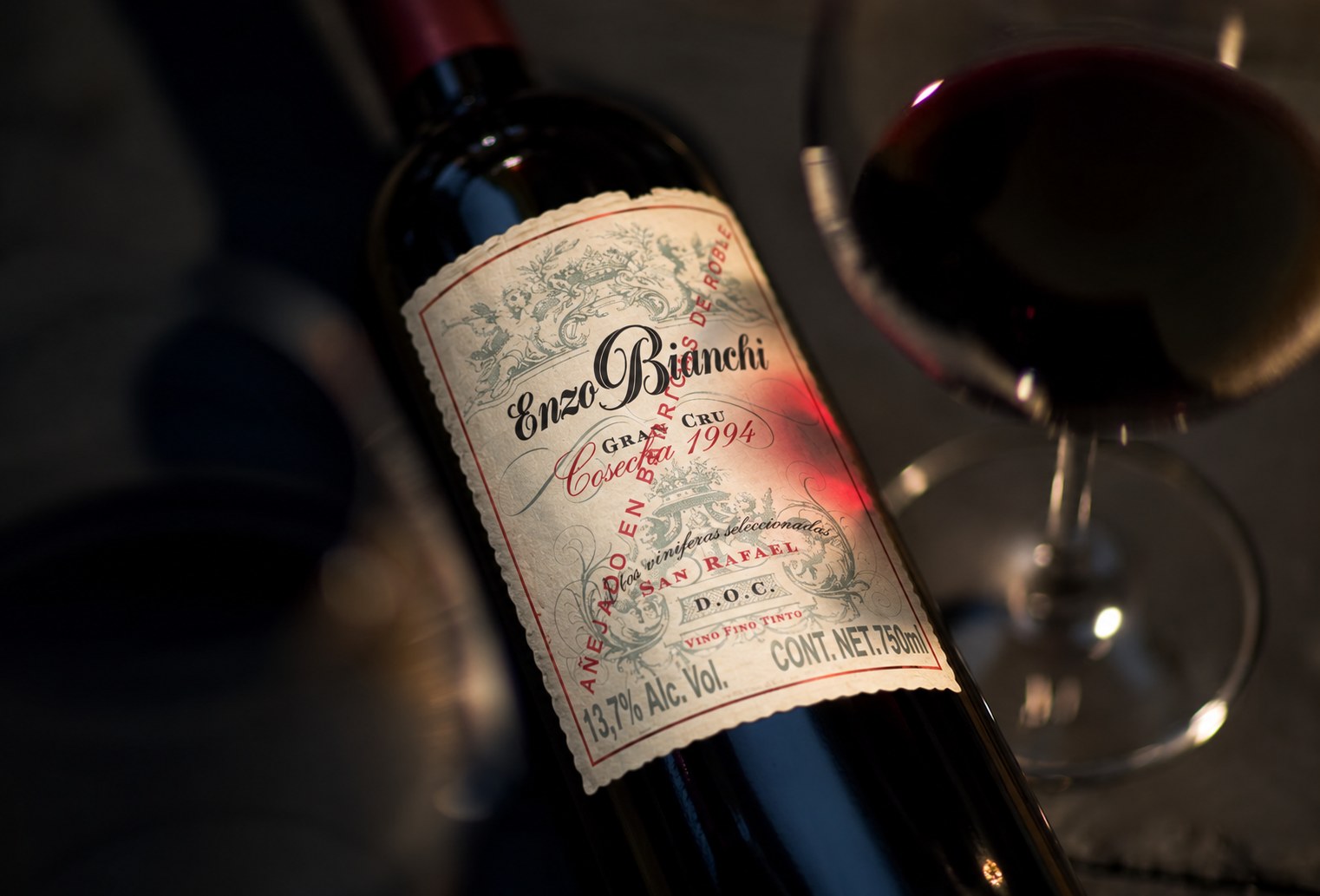 Etiqueta de Enzo Bianchi Cosecha 1994 junto a una copa de vino tinto