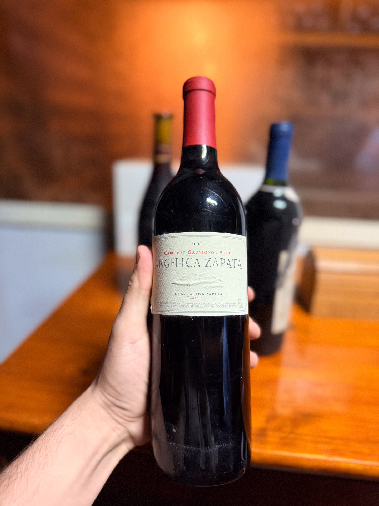 Colección de botellas de vinos vintage y añadas antiguas guardadas en condiciones perfectas